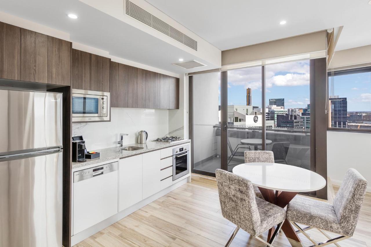 Meriton Suites Church Street, Parramatta Сидней Экстерьер фото A kitchen in a typical apartment