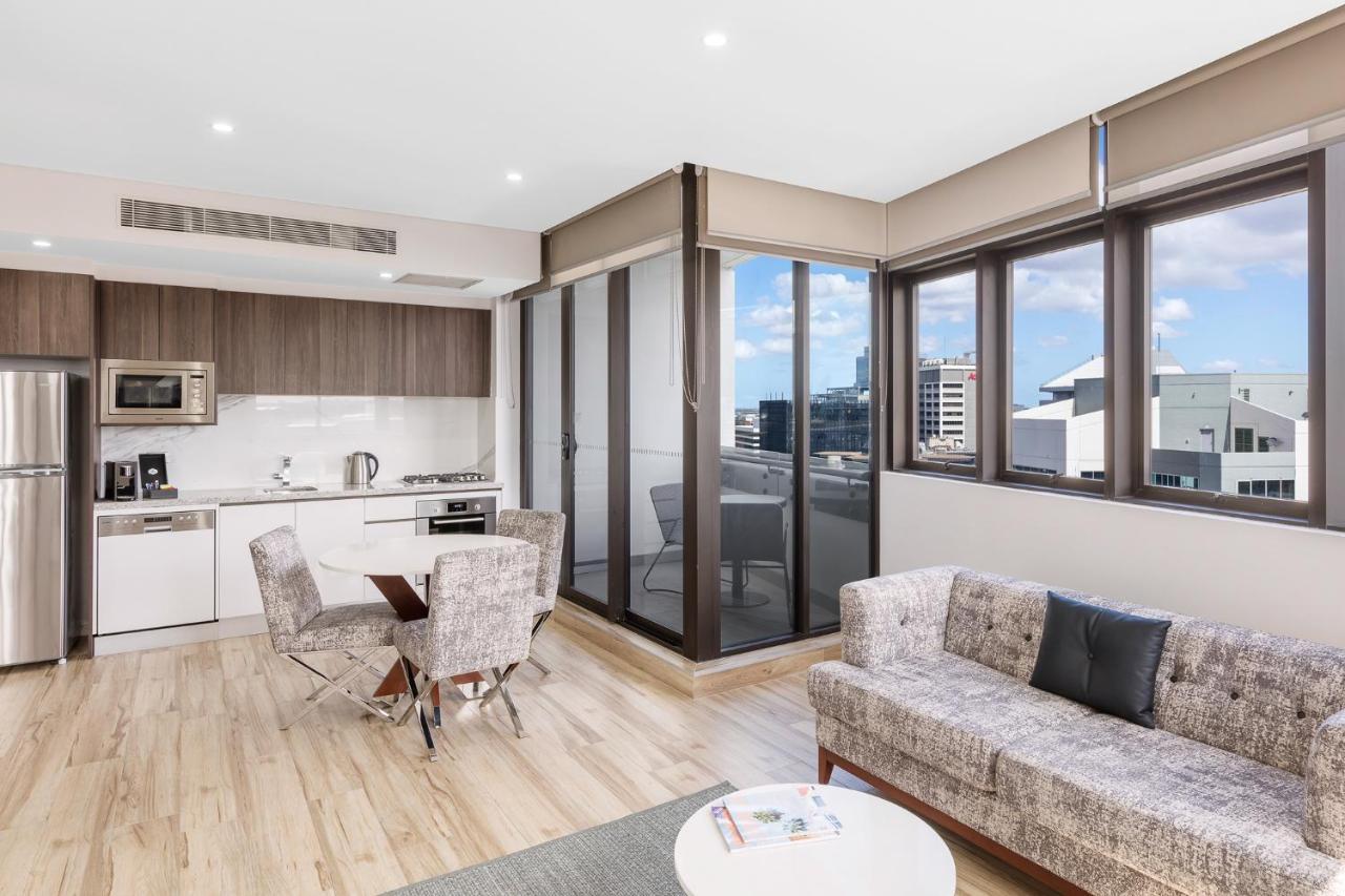 Meriton Suites Church Street, Parramatta Сидней Экстерьер фото A typical apartment interior