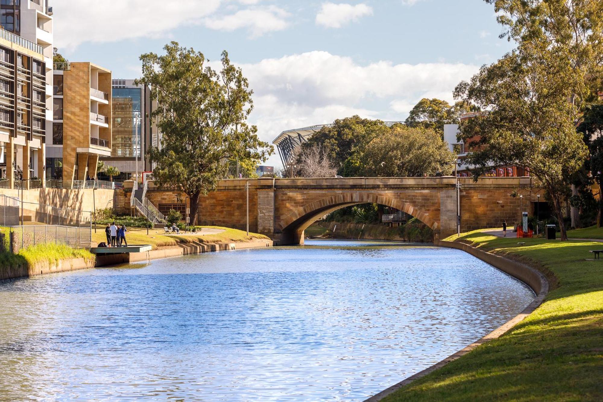 Meriton Suites Church Street, Parramatta Сидней Экстерьер фото The Swan River at Perth Stadium