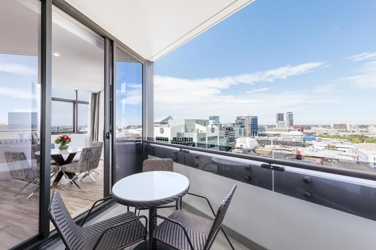 Meriton Suites Church Street, Parramatta Сидней Экстерьер фото Balcony of an apartment