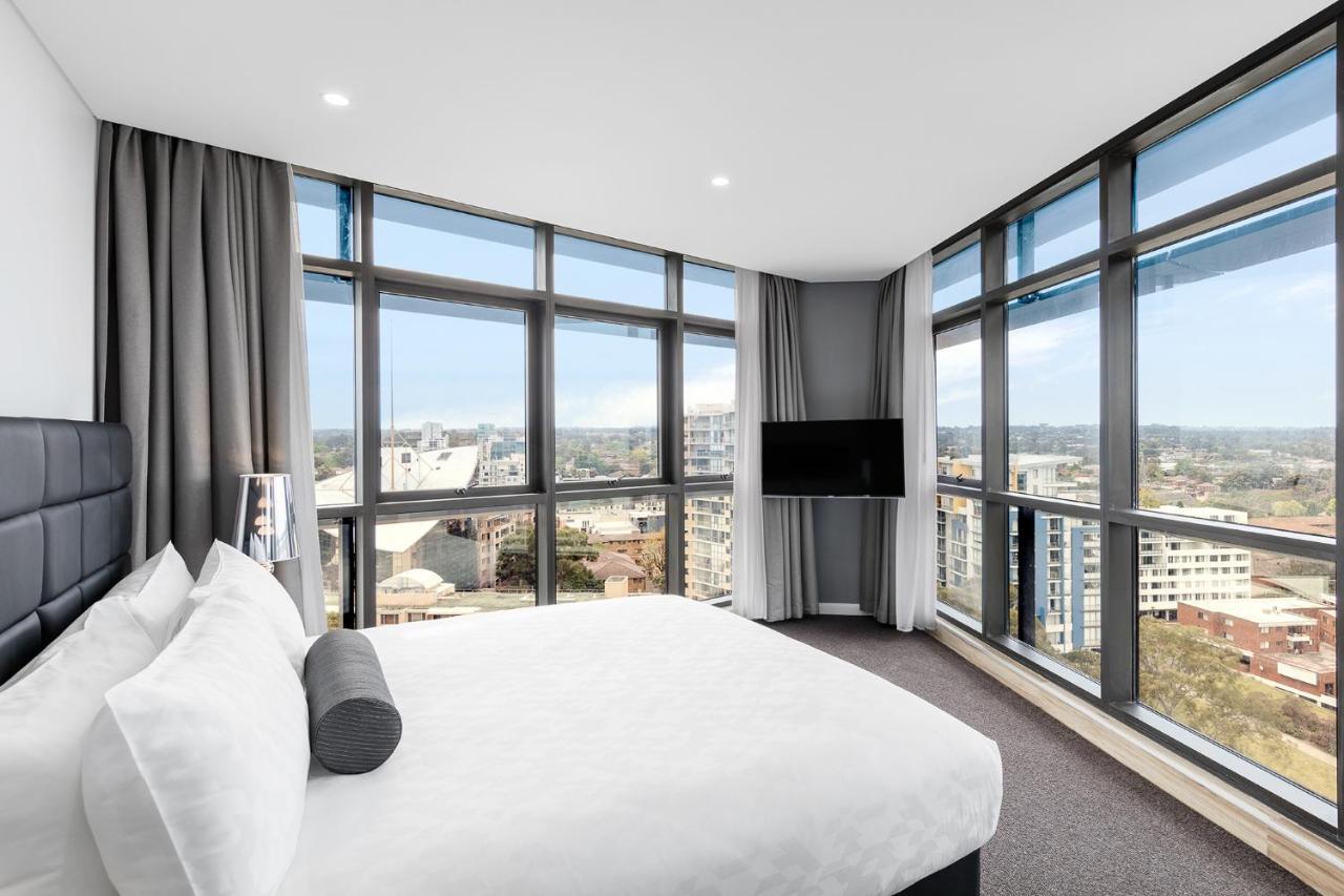 Meriton Suites Church Street, Parramatta Сидней Экстерьер фото A bedroom at the hotel