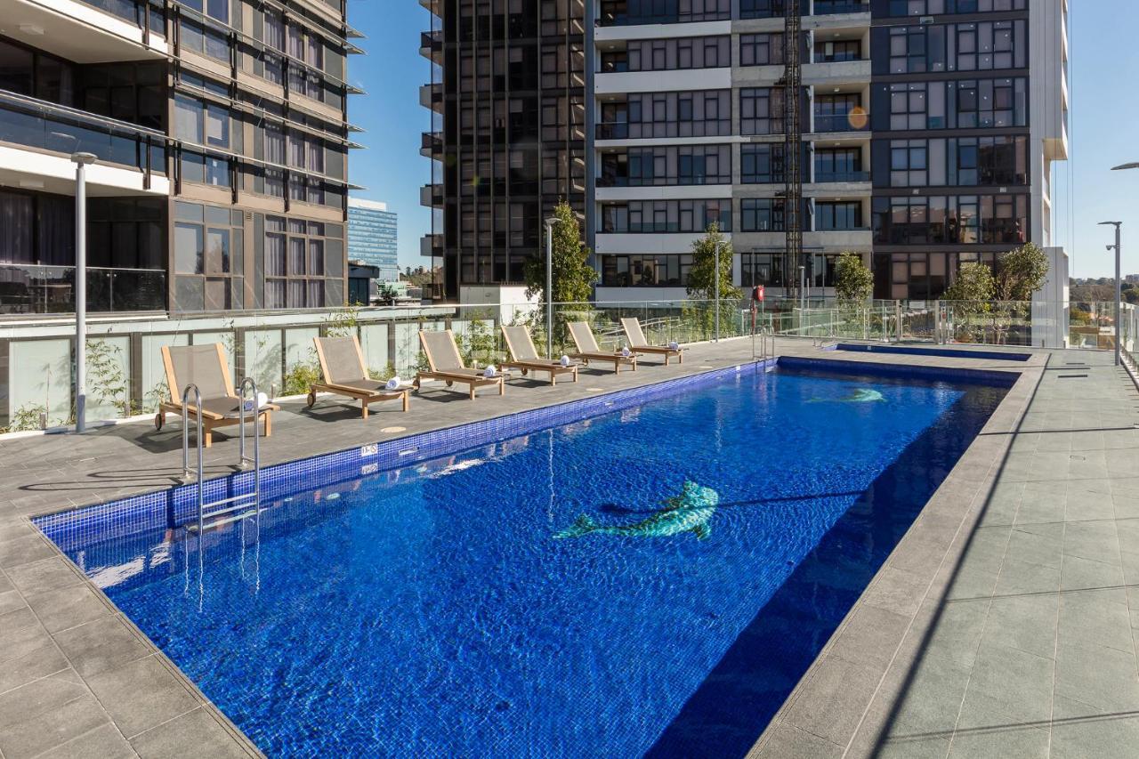 Meriton Suites Church Street, Parramatta Сидней Экстерьер фото The pool at the rooftop of the building