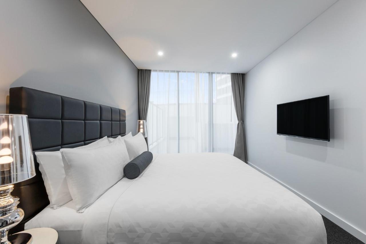 Meriton Suites Church Street, Parramatta Сидней Экстерьер фото A bedroom at the hotel