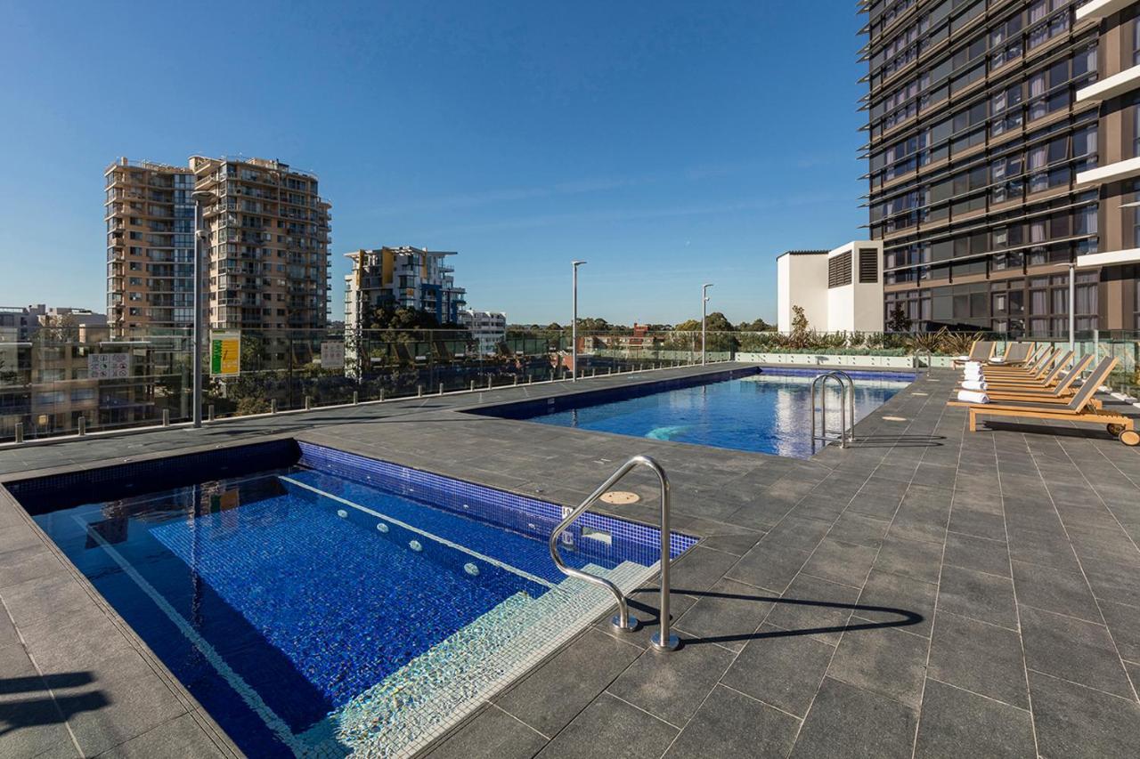 Meriton Suites Church Street, Parramatta Сидней Экстерьер фото Rooftop pool at the apartment complex