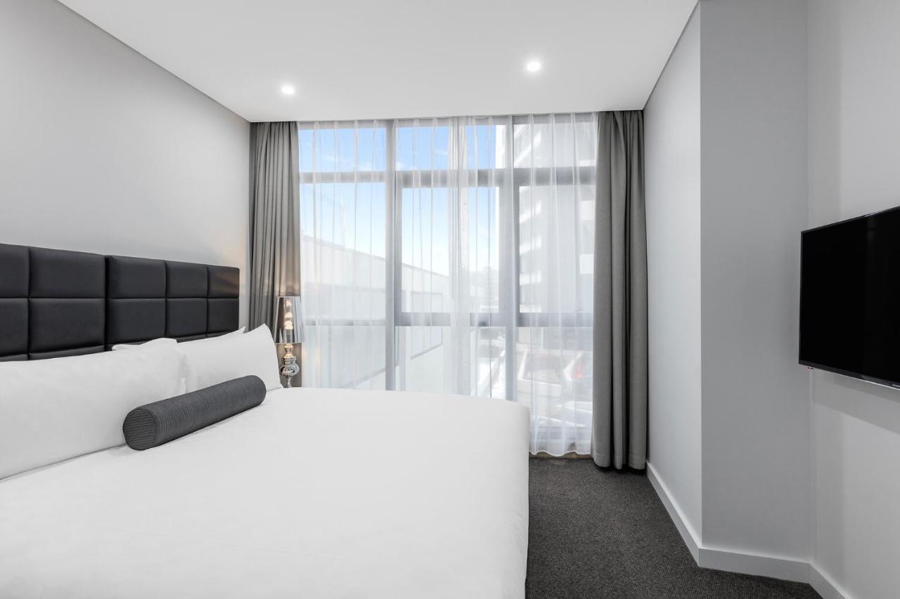 Meriton Suites Church Street, Parramatta Сидней Экстерьер фото A bedroom at the hotel