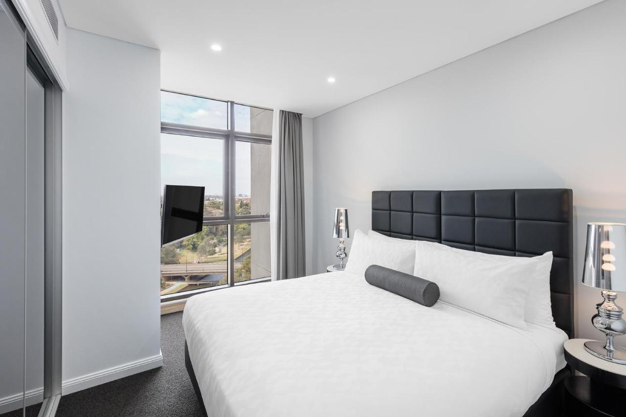 Meriton Suites Church Street, Parramatta Сидней Экстерьер фото A bedroom at the hotel